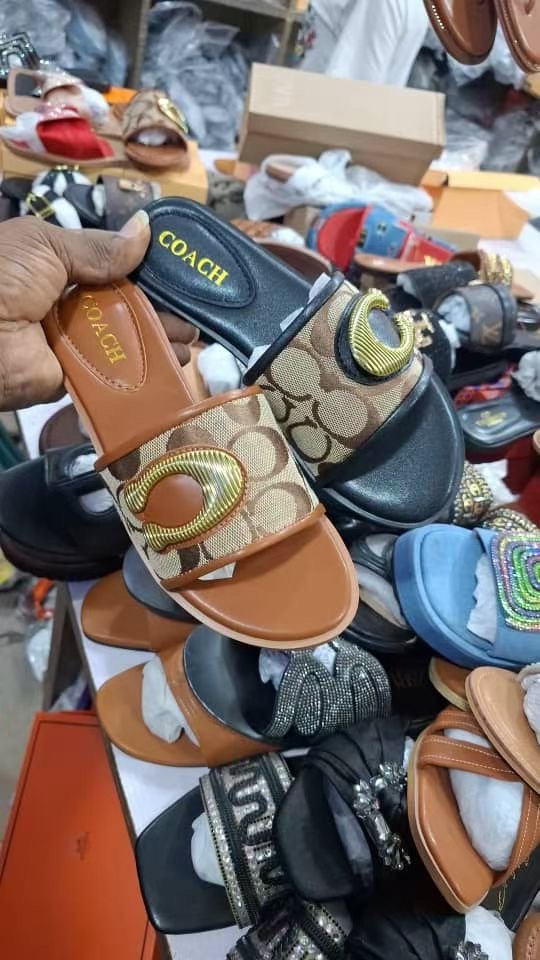 Coach slide(boxed)